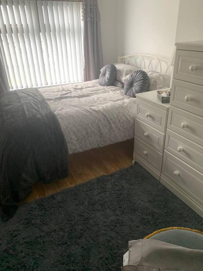Minimum Stay Two Nights Ларн Екстер'єр фото